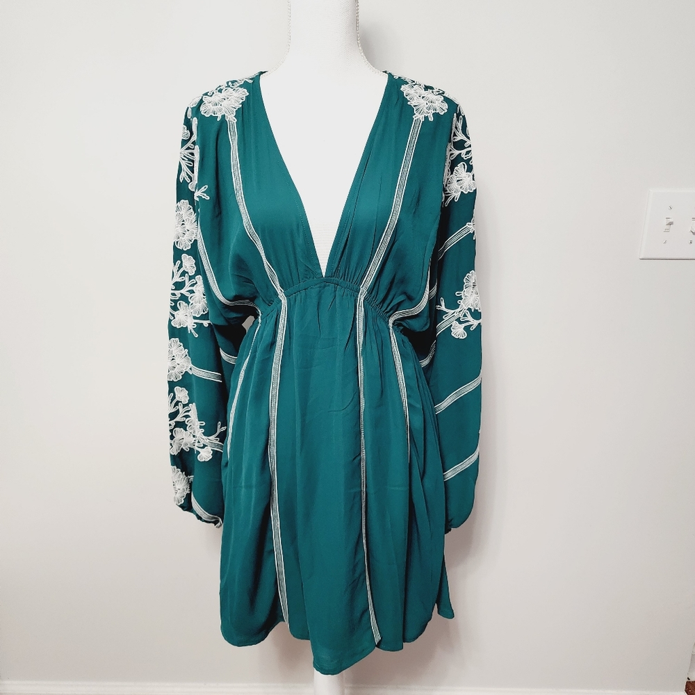 VICI Remeber When Embroidered Floral Dress NWT - Picture 4 of 6